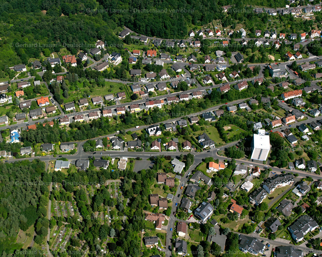 2610501 | Herborn 09.06.2006 Von Wald und Forstgebieten umgebener Ortskern der Straßen und Häuser und Wohngebiete in Hörbach im Bundesland Hessen, Deutschland // Surrounded by forest and forest areas center of the streets and houses and residential areas in Hörbach in the state Hesse, Germany Foto: Gerhard Launer