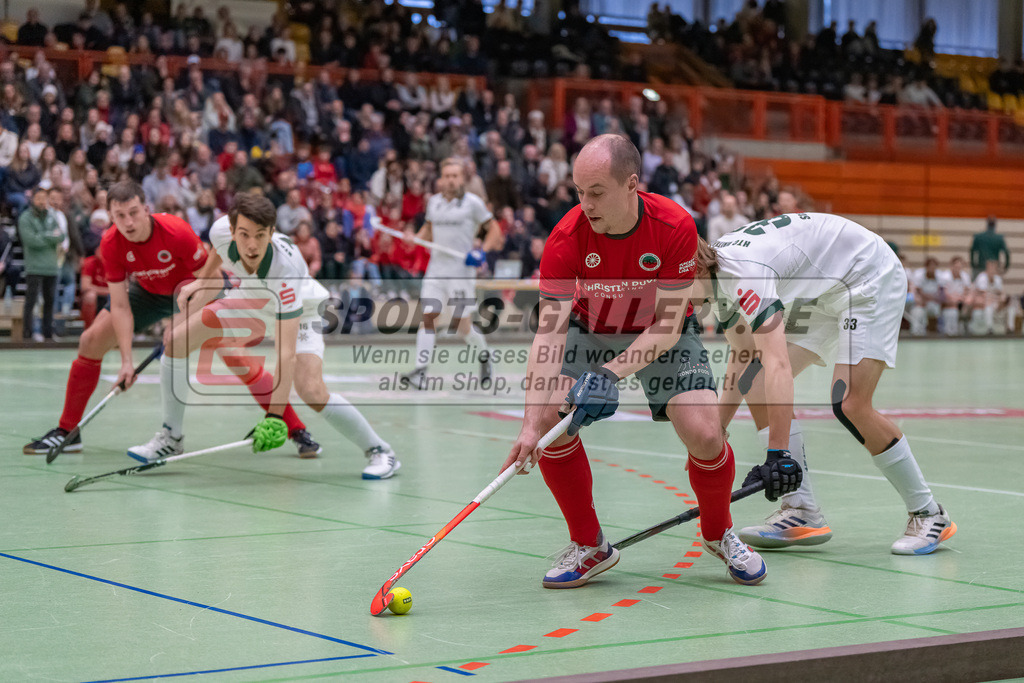 HK_20240114_108269 | 1. Bundesliga Herren Crefelder HTC - Uhlenhorst Mülheim am 14.1.2024 Halle Glockenspitz, Krefeld , Ehling Jonathan ( Crefelder HTC #22 ) , Maximilian Stahlmann ( Uhlenhorst Mülheim #33 )