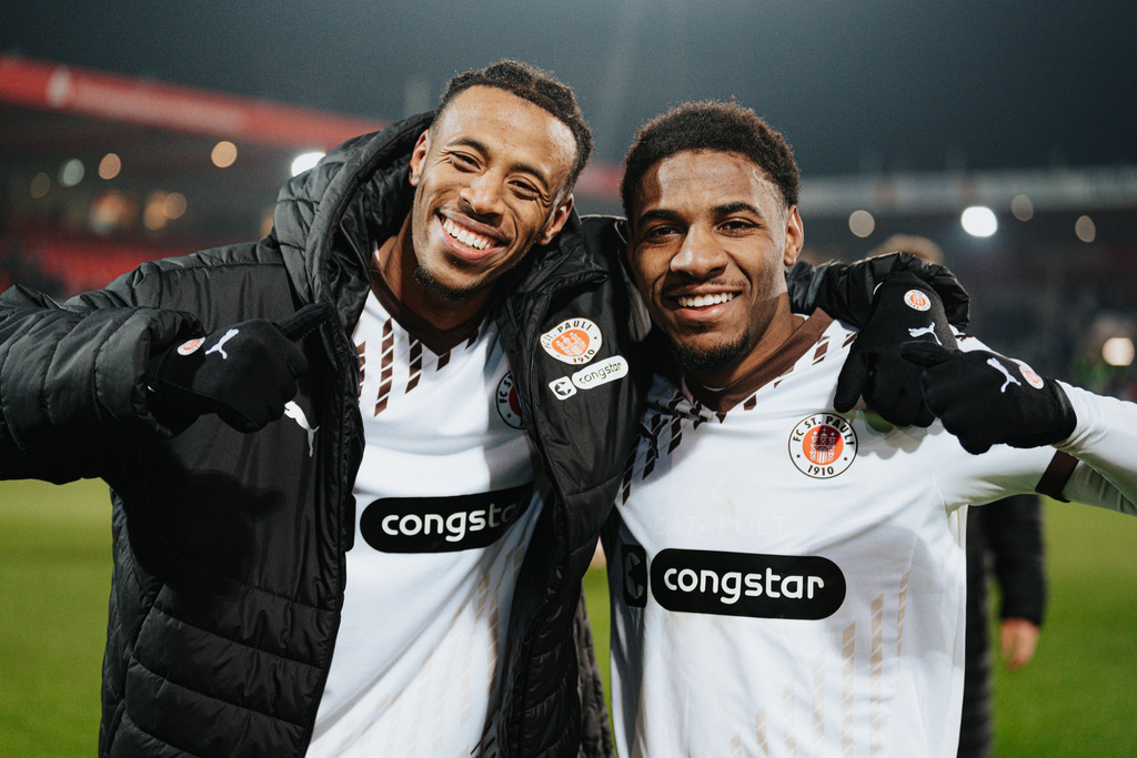FCP02650 | Der offizielle Shop für FC St. Pauli Fotos. Wähle aus Spielszenen & Fanmomenten dein FCSP Wunschformat. Wir liefern Millerntor-Atmosphäre.