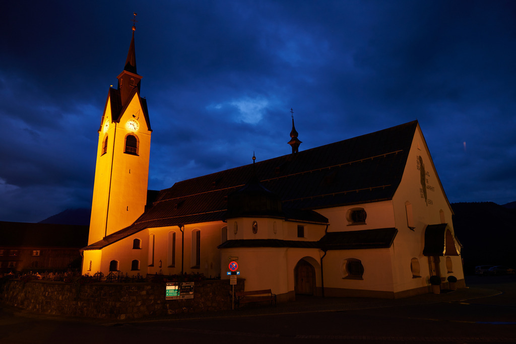 Dorfkirche im Abendlicht | Schwarzenberg, Austria - August 05, 2014: Nachtaufnahme der Katholischen Pfarrkirche Hl. Dreifaltigkeit. - Realisiert mit Pictrs.com