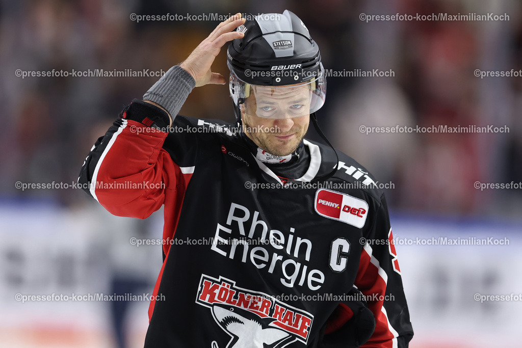 KEC22122401087 | 22.12.2024, Eishockey, DEL, Kölner Haie - Straubing Tigers, Spieltag 29, Lanxess-Arena Köln: Enttäuschte Gesichter bei den Haien nach der 3:4 Niederlage. Enttäuschung bei Moritz Müller (Kölner Haie #91)