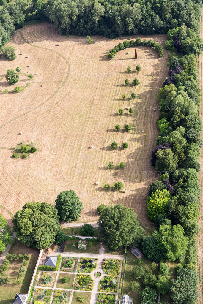 Aerial view: Buildings and castle park of the castle in Saint-Cyr-du-Gault in the state Loir et Cher, France. – Photo: IMG_101187.jpg taken on 06/24/2017 by Werner Riehm/FLY-FOTO.com – Resolution of the original: 3172 x 4758 px