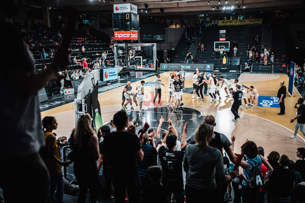 Basketball | Männer | Saison 2023/2024 | easyCredit Basketball Bundesliga | 31. Spieltag | Veolia Towers Hamburg vs. HAKRO Merlins Crailsheim | 30.04.2024 | Team Jubel
