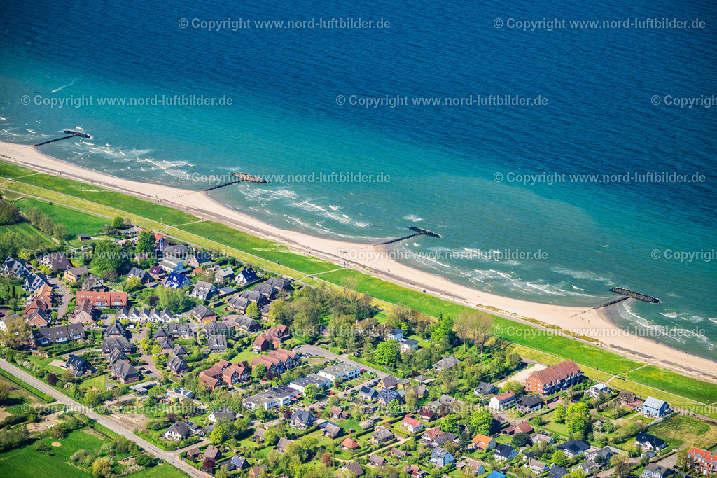 Schönberger_Strand_Strand_ELS_0386010524 | SCHöNBERGER STRAND 01.05.2024 Dorfkern am Meeres- Küstenbereich der Ostsee in Schönberger Strand im Bundesland Schleswig-Holstein. // Village on marine coastal area of Baltic Sea in Schoenberger Strand in the state Schleswig-Holstein. Foto: Martin Elsen