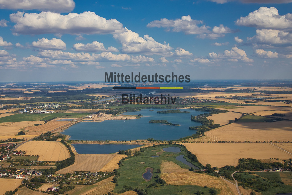 Kieswerk_Hülskens_Barby_1806 | Die Kieswerke der Hülskens Barleben GmbH &amp; Co. KG in Rothensee bei Magdeburg sowie in Tornitz und Barby gehören zu den bedeutenden Standorten der Kies- und Sandgewinnung in Sachsen-Anhalt. Die Luftaufnahmen aus der Perspektive des Tragschraubers zeigen die weitläufigen Abbauflächen mit ihren großen Kiesseen, modernen Förder- und Aufbereitungsanlagen sowie der leistungsfähigen Betriebstechnik. Aus der Vogelperspektive werden die Dimensionen der Rohstoffgewinnung und die enge Verbindung von Gewinnung, Aufbereitung und Rekultivierung eindrucksvoll sichtbar.
 - Realisiert mit Pictrs.com