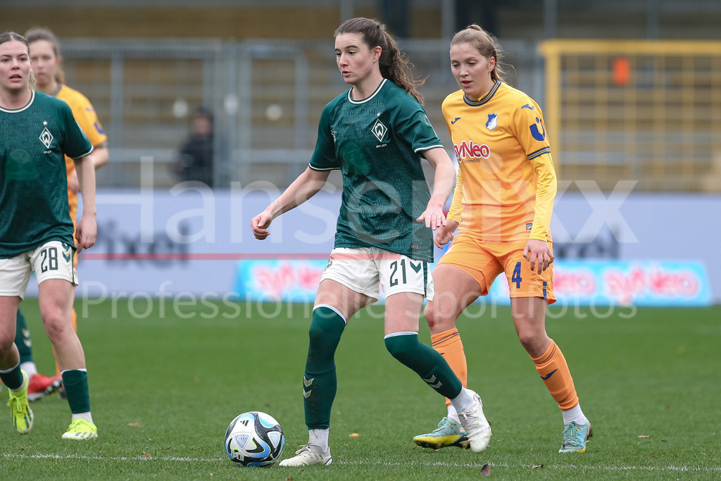 Fussball, Google Pixel Frauen-Bundesliga, TSG 1899 Hoffenheim - SV Werder Bremen | v.li.: Chiara Hahn (SV Werder Bremen, 21) und Lisann Kaut (TSG 1899 Hoffenheim, 4) im Zweikampf, Duell, Dynamik, Aktion, Action, Spielszene, DIE DFB-RICHTLINIEN UNTERSAGEN JEGLICHE NUTZUNG VON FOTOS ALS SEQUENZBILDER UND/ODER VIDEOÄHNLICHE FOTOSTRECKEN. DFB REGULATIONS PROHIBIT ANY USE OF PHOTOGRAPHS AS IMAGE SEQUENCES AND/OR QUASI-VIDEO.