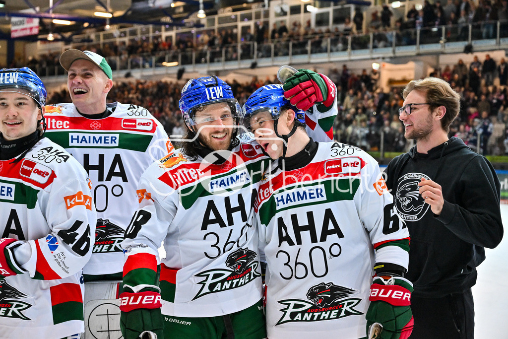 Iserlohn Roosters - Augsburger Panther | Die Spieler der Panther feiern zusammen mit den Fans den Klassenerhalt in Iserlohn / Freude / Happy / Abstieg / Absteiger / DEL: Iserlohn Roosters - Augsburger Panther, Eissporthalle Iserlohn am 07.03.2025 / Anthony LOUIS (Augsburger Panther #18) Florian ELIAS (Augsburger Panther #67)