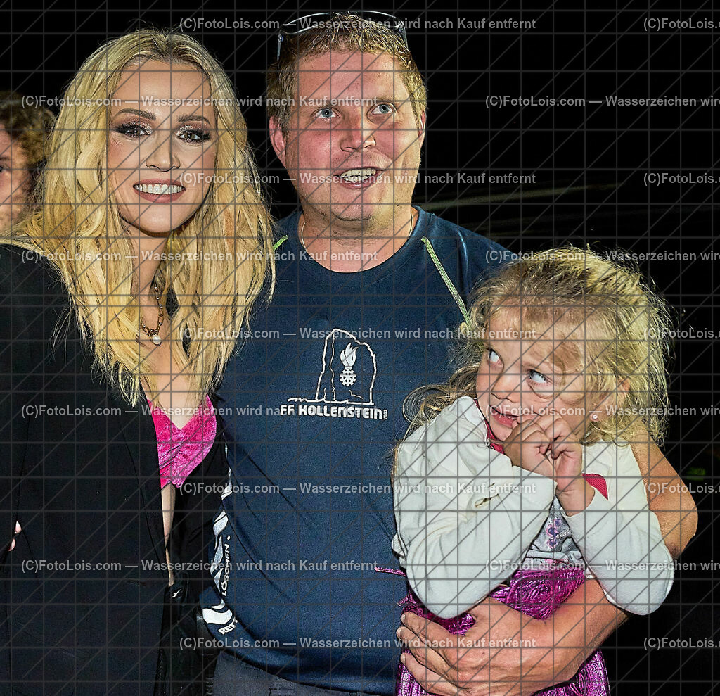 ALP8339_NASCHENWENG_Hollenstein_Filsmeier Emma | (C)FotoLois.com, Alois Spandl, Ankunft der Künstlerin, Backstage, Melissa NASCHENWENG auf BERGBAUERNTOUR beim KÖNIGSBERG OPEN AIR in Hollenstein, Sa 2. September 2023.