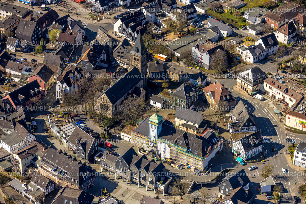 Herdecke250303396 | Luftbild, Rathaus in der Altstadt Baustelle mit Renovierung und verhüllter Hausfassade mit Baugerüst, evang. Stiftskirche St. Marien, Herdecke, Ruhrgebiet, Nordrhein-Westfalen, Deutschland