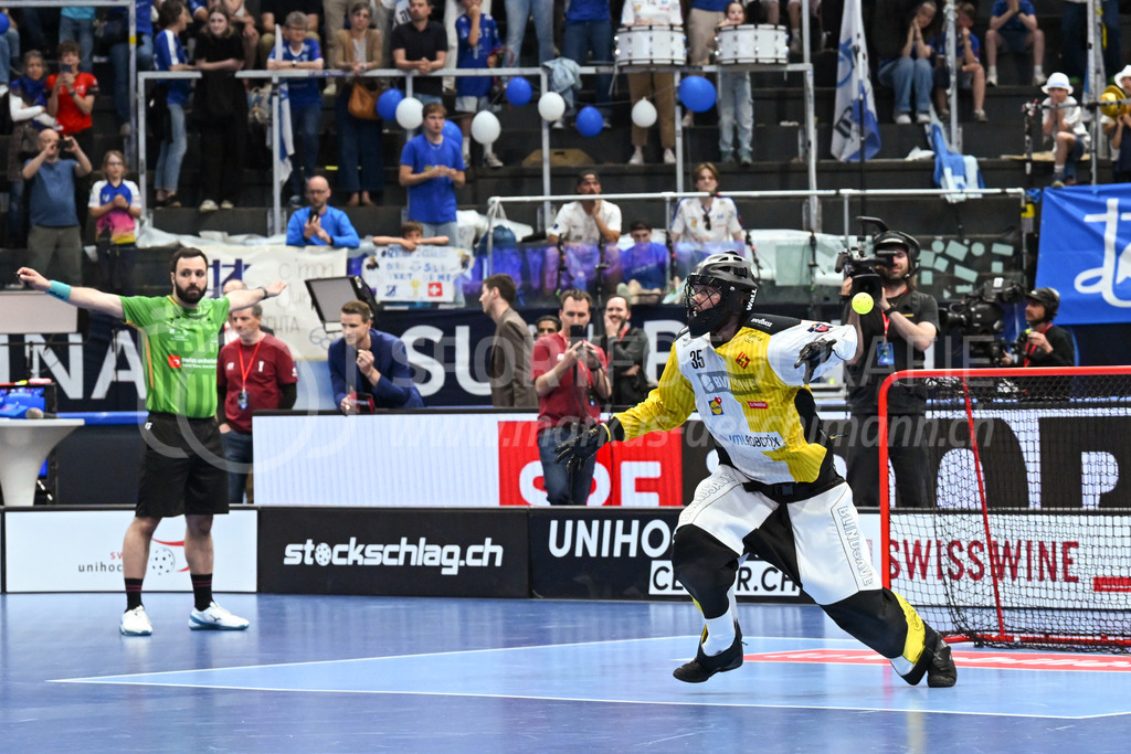 Zug United - HC Rychenberg - 25. April 2026 | Eric Kunz (#35 HC Rychenberg Winterthur) hält den entscheidenden Penalty und sichert dem HCR zum ersten Mal den Schweizer Meistertitel am L-UPL Superfinal-Spiel zwischen Zug United und HC Rychenberg am 25. April 2026 in der BCF Arena, Fribourg, Schweiz.Bild: Sportfotografie Markus Aeschimann | www.markus-aeschimann.ch - Realisiert mit Pictrs.com