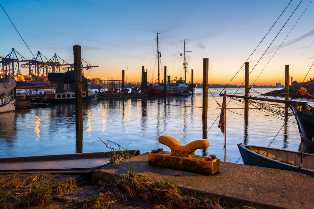 10241113 - Blaue Stunde in Övelgönne | Blaue Abendstimmung im Museumshafen Övelgönne.