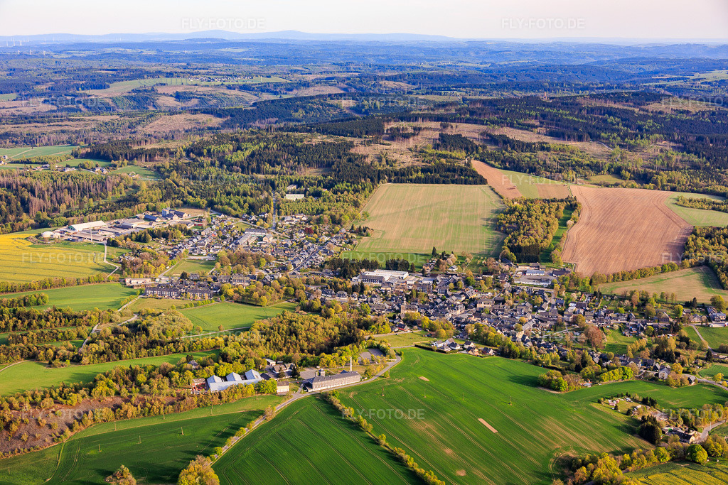 Luftbild: Dorfansicht aus Norden mit Agrargenossenschaft Frankenwald e.G in Lehesten im Bundesland Thüringen in Deutschland.Foto: IMG_155883.jpg vom 02.05.2026 durch Werner Riehm/FLY-FOTO.deAuflösung des Originals: 6000 x 4000 px