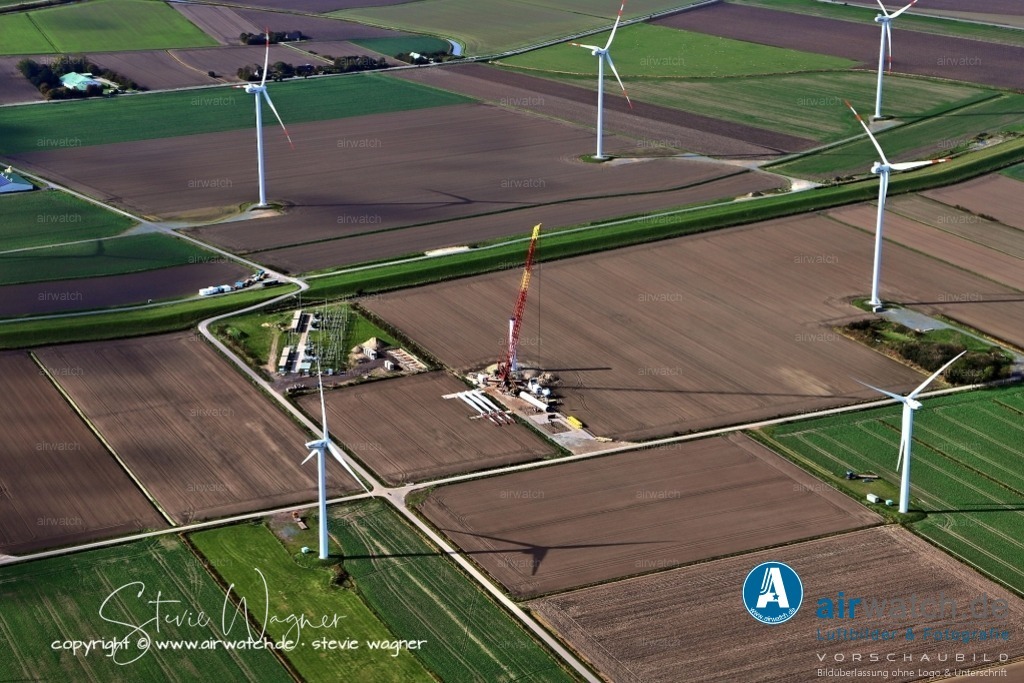 Luftbilder-Nordfriesland--Husum-Reussenköge-Kuestenlinie-Landgewinnung-airwatch-wagner-IMG_1897 | Die Geschichte des Bürgerwindparks Reußenköge reicht zurück bis in die 1980er Jahre. Im Jahr 1983 investierte ein Landwirt aus dem Cecilienkoog in eine Windkraftanlage, eine V15 der Firma Vestas mit einer Nennleistung von 55 kW, was einen wichtigen Anfangspunkt für die Windenergienutzung in der Gemeinde darstellte.