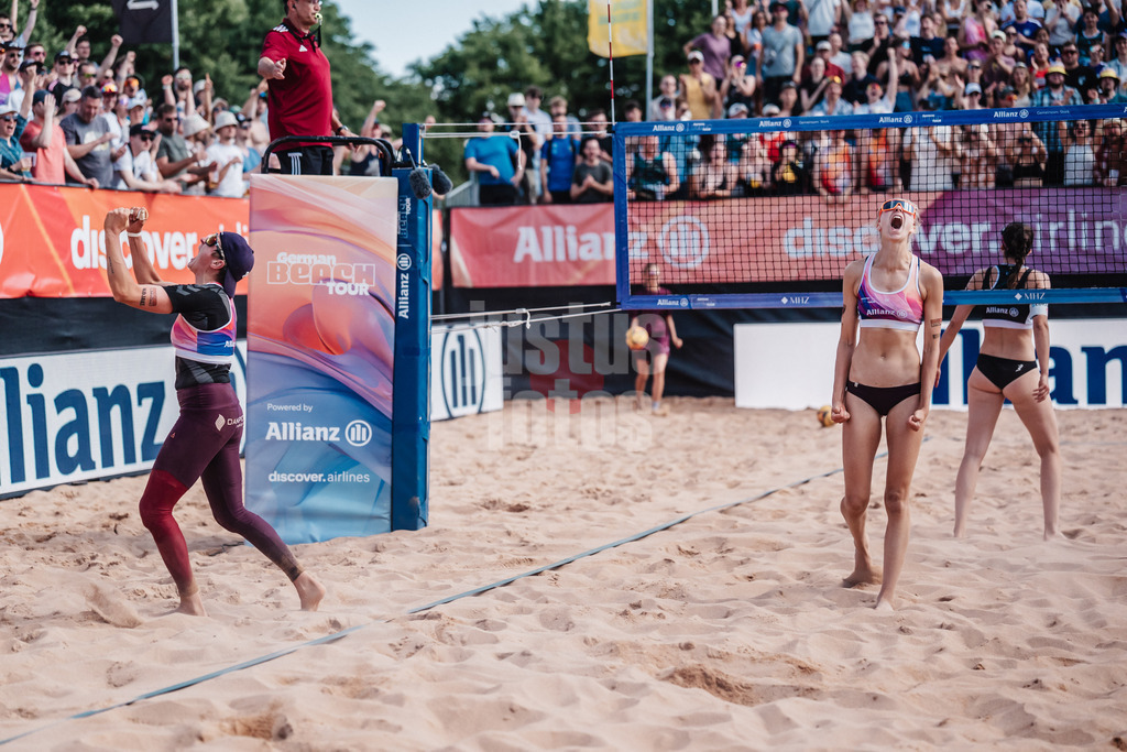 Beachvolleyball | Frauen | Allianz German Beach Tour 2025 | Tourstop München | 12.07.2025 | v.l. Melanie Gernert und Nele Barber jubeln