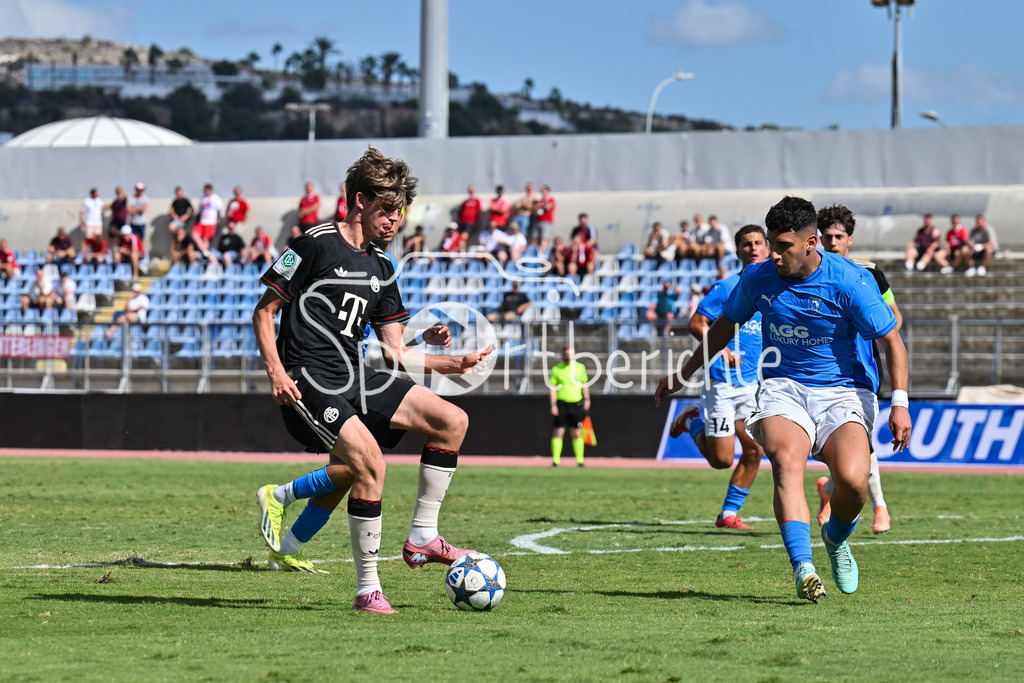 Papohs FC U19 - FC Bayern München U19 | im Duell Guido DELLA ROVERE (FCB #9) und Panagiotis CHARALAMBOUS (Paphos FC U19 3) / Zweikampf / UEFA Youth League: Paphos FC U19 - FC Bayern München U19; Stelios Kyriakides Stadium am 30.09.2025