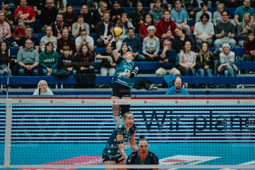 Dresdner SC - Binder Blaubären TSV Flacht, DEKRA 1. Bundesliga Frauen, Volleyball | Im Bild: Aufschlag Mackenzie Foley (23, Dresdner SC)24.10.2026, Dresdner SC -  Binder Blaubären TSV Flacht, DEKRA 1. Bundesliga Frauen, Volleyball, Deutschland, Dresden, Cyberport Arena
