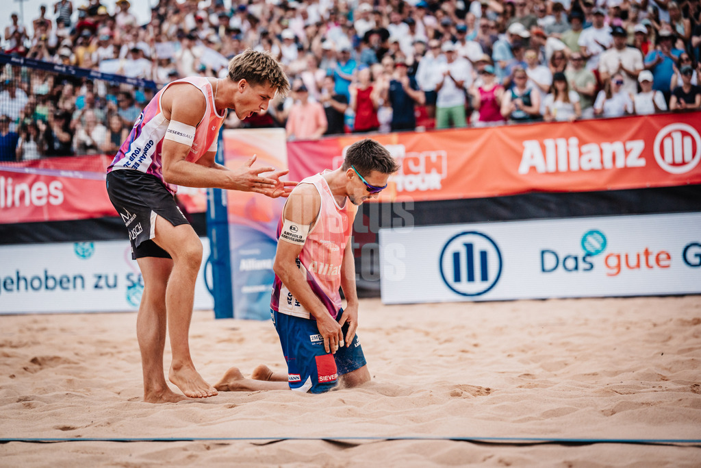 Beachvolleyball | Männer | Allianz German Beach Tour 2025 | Tourstop München | 06.07.2025 | v.l. Luis Kubo und David Poniewaz jubeln nach dem Sieg
