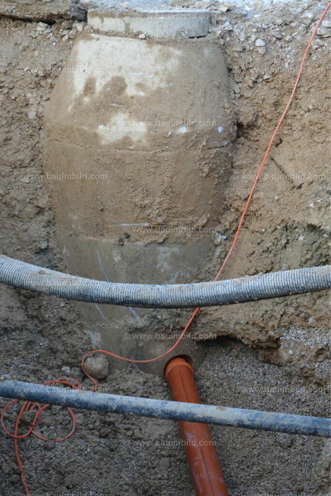 bib-lg03-abwasserkanal-0102 | Nach LV-Leistungsgruppen sortierte Detailfotos über den Bau eines Hauses. Alle Hausbau-Bilder direkt vom Urheber und Autor der Website Haus-Selber-Bauen.com