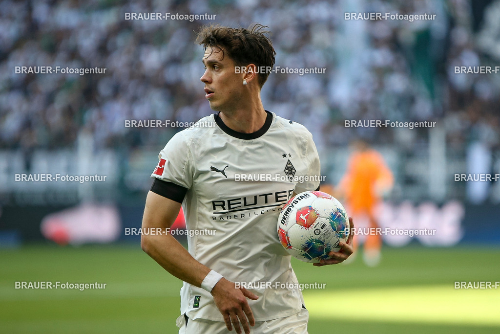 Borussia Mönchengladbach vs Hamburger SV - Bundesliga  | Mönchengladbach, Deutschland, 24.08.25:   Philipp Sander (Borussia Mönchengladbach) schaut waehrend des Spiels der Bundesliga zwischen Borussia Mönchengladbach vs Hamburger SV im Stadion im Borussia Park(Foto von Brauer-Fotoagentur / Adrian Schlueter)