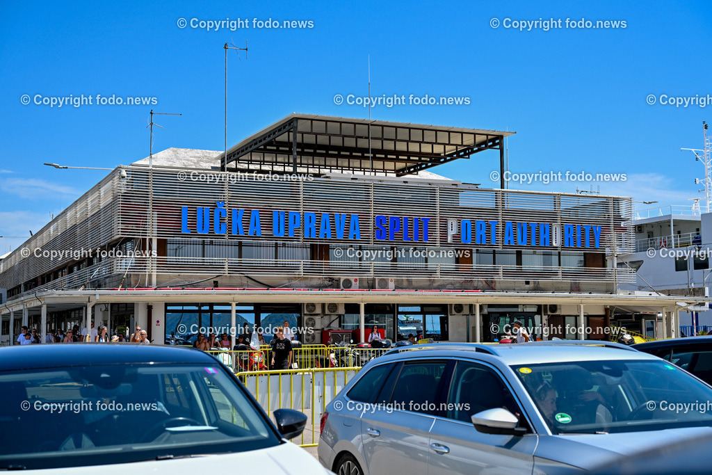 Kroatien_ Split_ 13.07.2025-16 | 13.07.2025, Kroatien, HRV, Split, Hafen, im Bild Trajekti, Jadrolinija, Faehre, Faehrhafen, Ferry Port, Schiff, Meer, Hafen, Tourismus, Hafenverwaltung, Verwaltungsgebauede