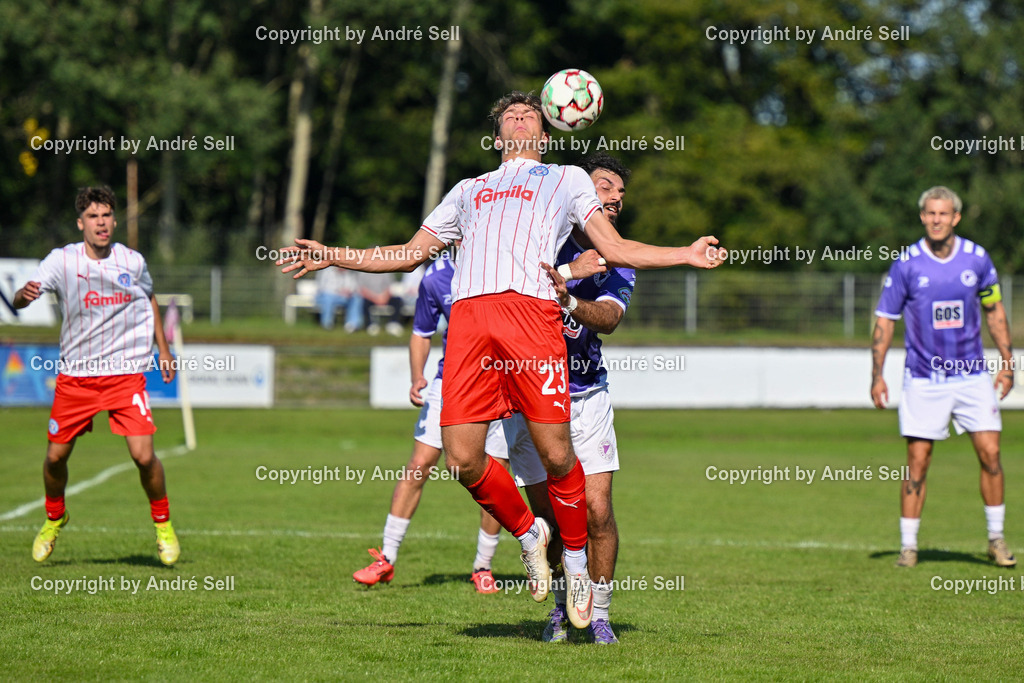 VfR Neumünster vs Holstein Kiel II | Mehmet Agdan (VfR #20) vs Kian Tack (Holstein #23) / Fußball-Oberliga Männer 2026/2027 / VfR Neumünster vs Holstein Kiel II / Grümmi-Arena / Neumünster / 27.09.26 - Realisiert mit Pictrs.com