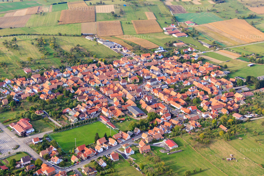Luftbild: Ortsansicht von Süden in Uhrwiller im Bundesland Bas-Rhin in Frankreich. – Foto: IMG_53620.jpg vom 30.09.2012 durch Werner Riehm/FLY-FOTO.de – Auflösung des Originals: 4752 x 3168 px
