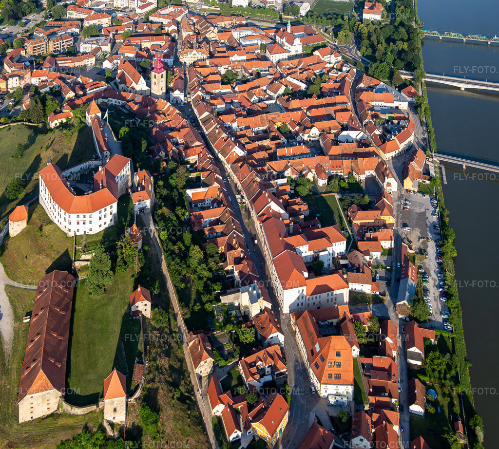 Aerial view: Prešernova ulica under the castle in Ptuj in the state Slovenia, Slovenia. – Photo: IMG_137335.jpg taken on 07/08/2023 by Werner Riehm/FLY-FOTO.com – Resolution of the original: 4045 x 3644 px