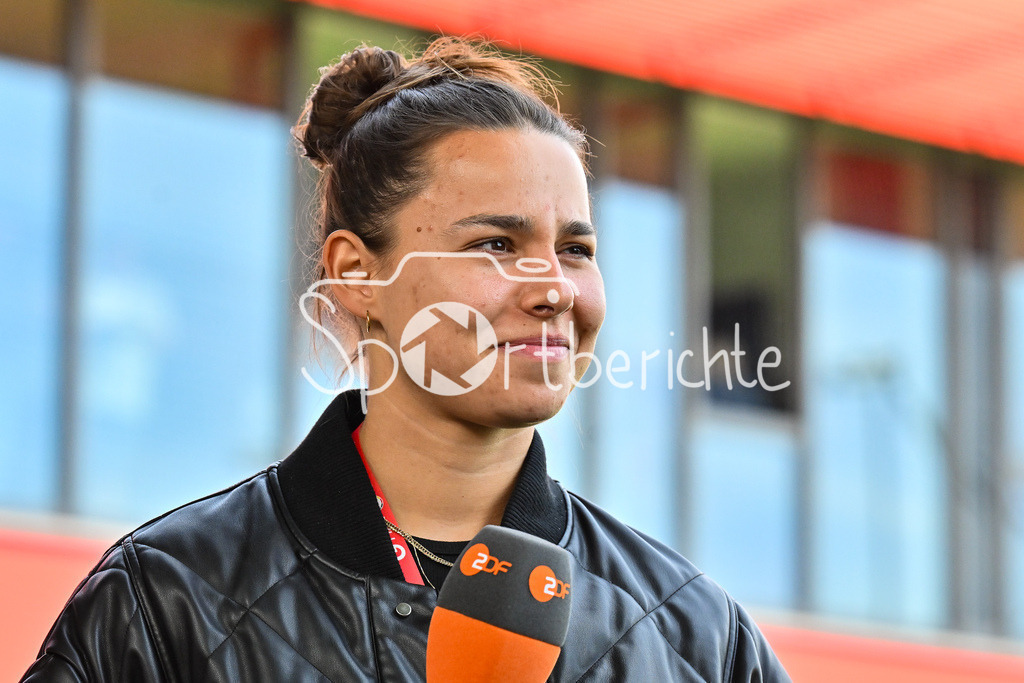 FC Bayern München - SC Freiburg | Im Bild Lena OBERDORF beim Interview mit dem ZDF / Einzelfoto / Freisteller / Frauen Bundesliga: FC Bayern Muenchen - SC Freiburg, FC Bayern Campus am 27.04.2025
