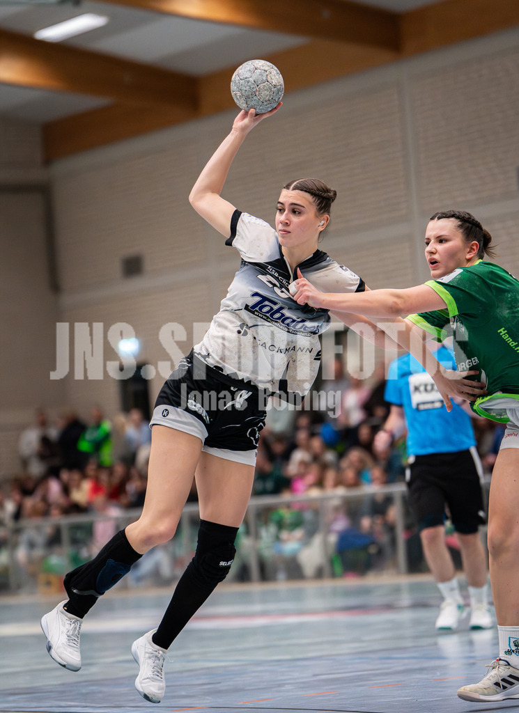 Handball I Frauen I Saison 2025-2026 I 3. Liga Staffel Nord I 13. Spieltag I SC SFN Vechta -Buxtehuder SV II-55 | Siri Kuhnert (25, Buxtehuder SV II) verteidigt von Jette Dudda (28, SC SFN Vechta) - Realisiert mit Pictrs.com