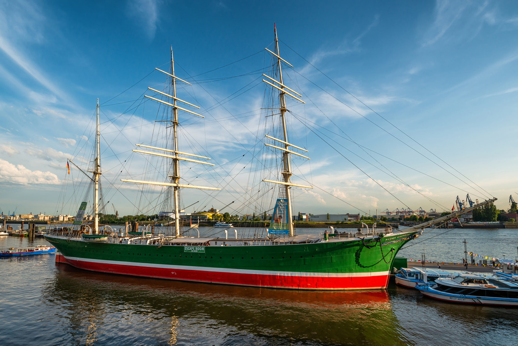 10241203 - Rickmer Rickmers | Blick auf das Museumsschiff Rickmer Rickmers an den Landungsbrücken.