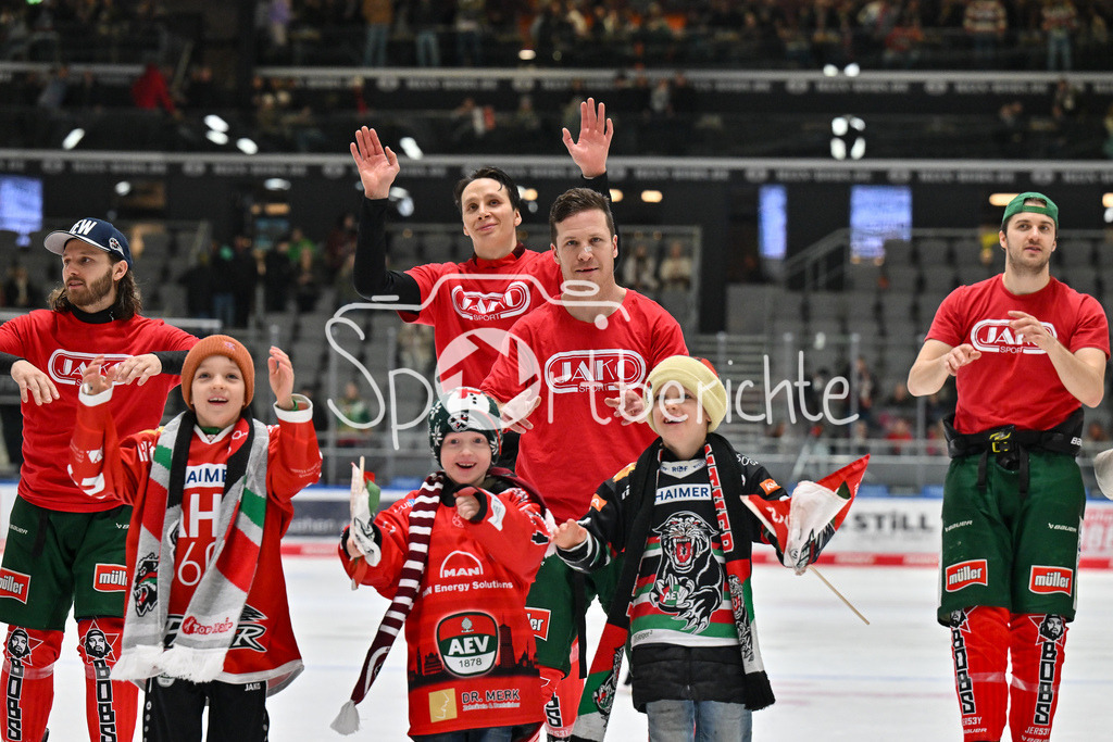 Augsburger Panther - Düsseldorfer EG | Die Panther feiern mit den Fans den Heimsieg gegen Duesseldorf / Jubel / Sieg / Freude / Happy / DEL: Augsburger Panther - Düsseldorfer EG, Curt Frenzel Stadion am 13.12.2024