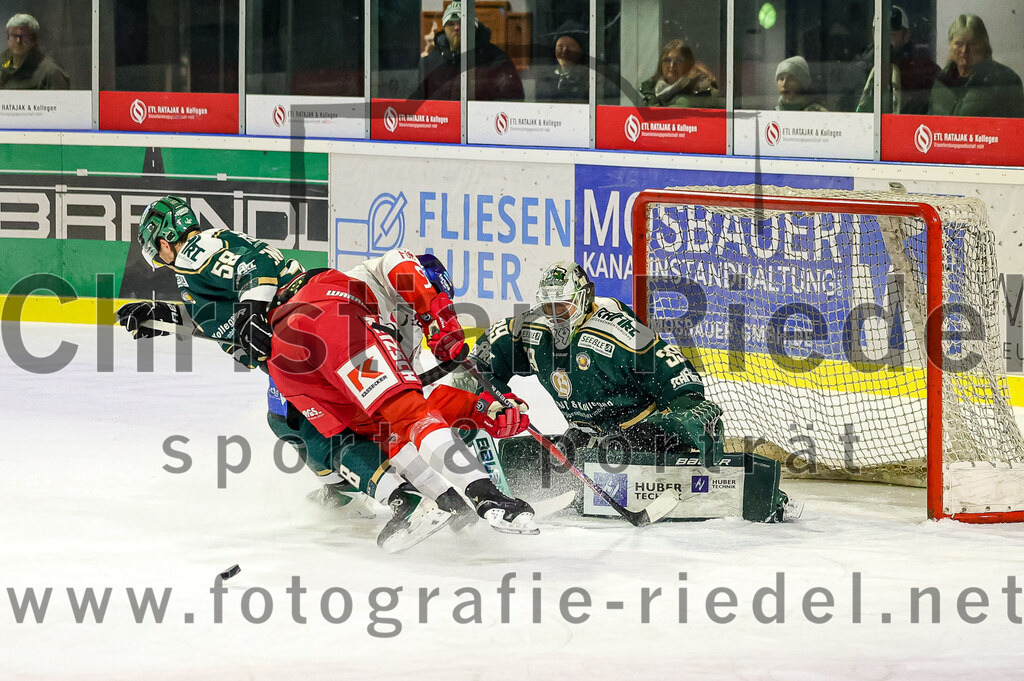 2026-01-18_099_TSV_Erding_gegen_Selber_Woelfe | Erding, Deutschland, 18.01.2026:Eishockey, Oberliga Süd 2025 / 2026, 38. Spieltag, TSV Erding gegen Selber Wölfe, Endergebnis: 2:3 n.V.Paul Pfenninger (Erding Gladiators, #58), Torwart Leon Meder (Erding Gladiators, #39)Foto: Christian Riedel / fotografie-riedel.net
