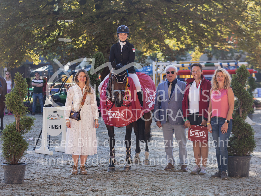 230908_OWLCh_Siegerehrung-354 | Deine schönsten Turniermomente als professionelle Fotos! Entdecke hochwertige Pferdesport-Fotografie im Online-Shop. Jetzt Fotos finden & bestellen!