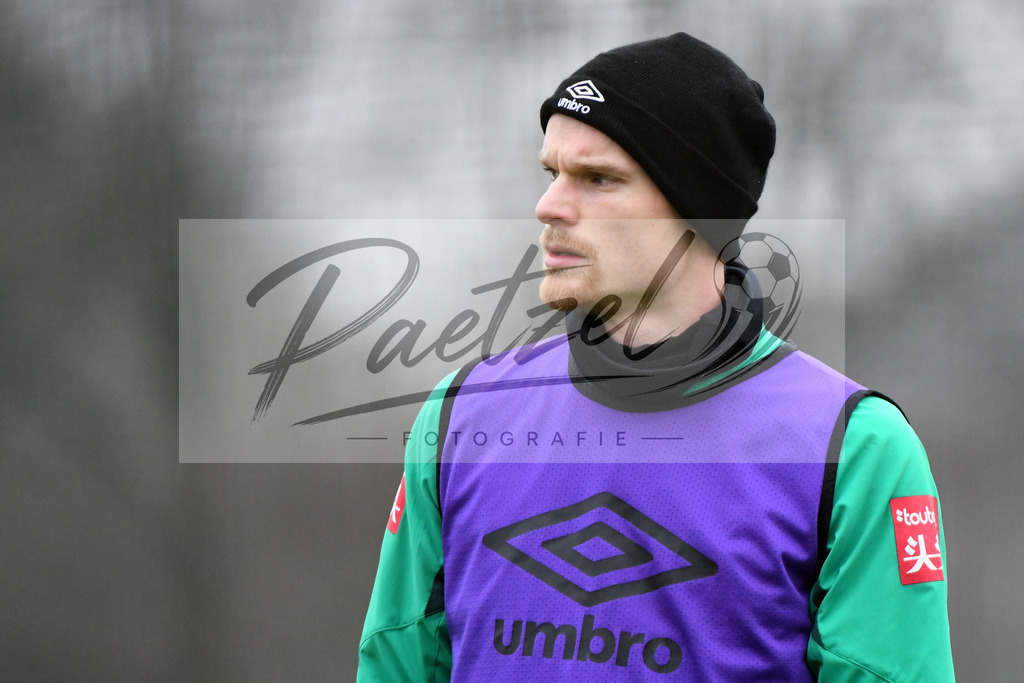20200227_TRASVW_0043 | Fussball, Herren: Christian Gross (Werder Bremen) schaut waehrend der Trainingseinheit des SV Werder Bremen auf dem Trainingsplatz am wohninvest Weserstadion am 27.02.2020 in Bremen, Deutschland. - Realisiert mit Pictrs.com
