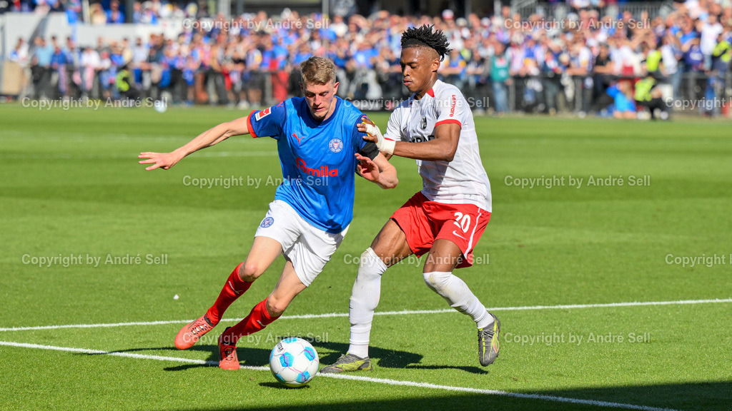 Holstein Kiel vs SC Freiburg | Alexander Bernhardsson (Kiel #11) / Chukwukuike Junior Adamu (Freiburg #20) / Fußball-Bundesliga Männer 2024/2025 / 33. Spieltag / Holstein Kiel vs SC Freiburg / Holstein-Stadion / Kiel / 10.05.25 - Realisiert mit Pictrs.com