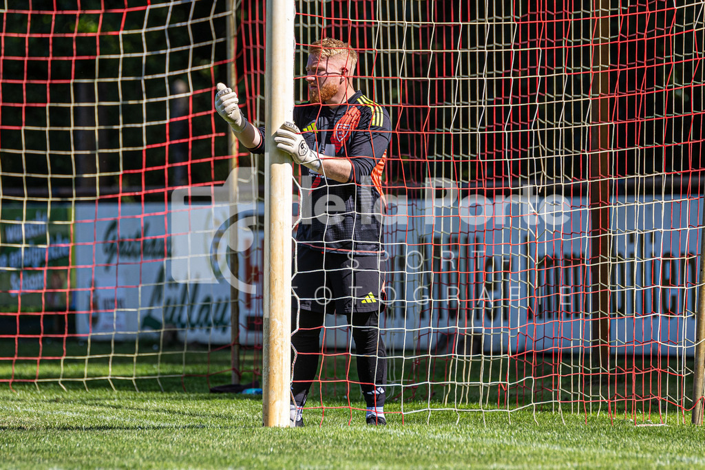 Römstedt II - Schmidt_ Joshua (TW_ dirigiert Mauer) vs Ebstorf 170825 dlP | immodelaporte-sportfotos - Realisiert mit Pictrs.com