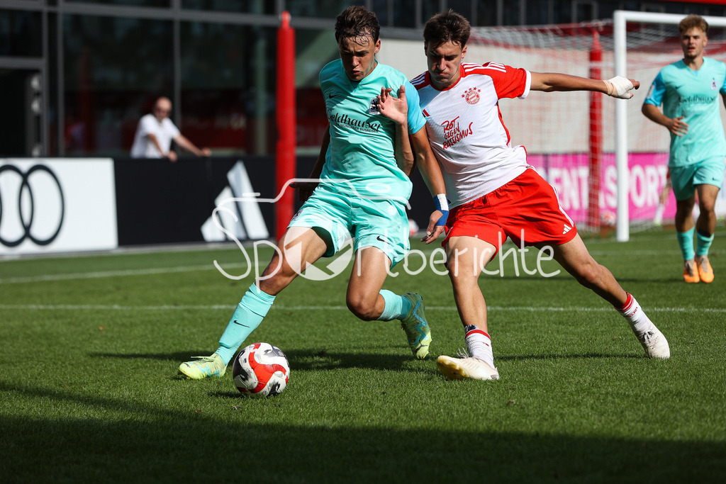 FC Bayern Muenchen U19 - TSV 1860 Muenchen U19 | Lukas REICH (TSV #2) im Duell mit Javier FERNANDEZ GONZALEZ (FCB 8) / Zweikampf