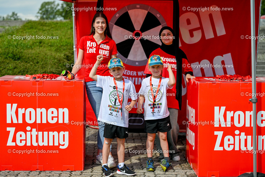 Kindergarten Olympiade 2024_ Stadion Traun_ 07.06.2024-81 | 07.06.2024, Stadion der Stadt Traun, AUT, Kindergarten Olympiade 2024, im Bild Kinder, Hindernis, Fussball, Laufen, Action