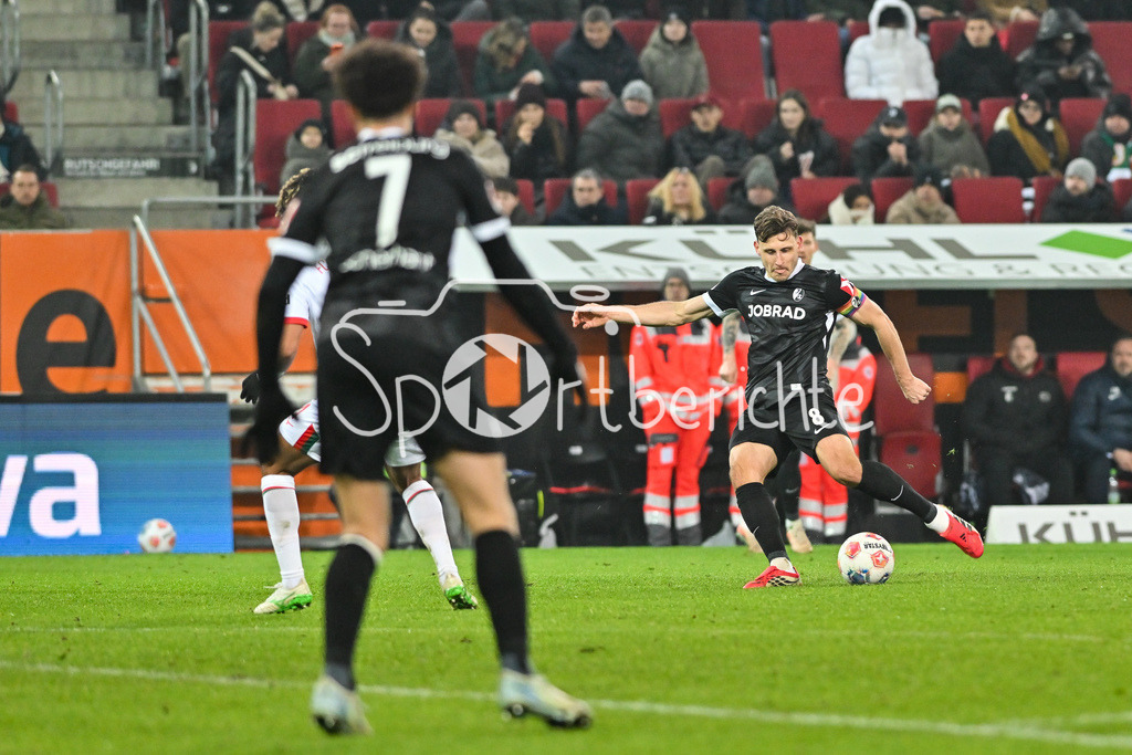 FC Augsburg - SC Freiburg | AUGSBURG, GERMANY - 18. JANUARY: im Bild Maximilian EGGESTEIN (SC Freiburg 8) bei einem Torschuss während dem Bundesligamatch zwischen dem FC Augsburg und dem SC Freiburg am 18. Spieltag in der WWK-Arena / DFL REGULATIONS PROHIBIT ANY USE OF PHOTOGRAPHS AS IMAGE SEQUENCES AND/OR QUASI-VIDEO