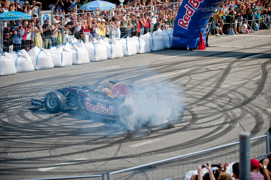 _DSC7240 | Sebastian Vettel beim spektakulären „Home Run“ in Heppenheim: Der Formel-1-Weltmeister fährt im Red-Bull-Rennwagen über die zur Rennstrecke umfunktionierte B3 in seiner Heimatstadt. Tausende Fans feiern ihren Lokalhelden.