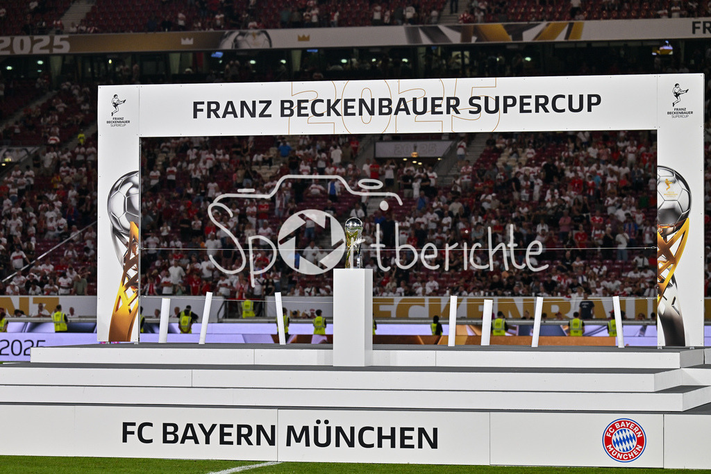 VfB Stuttgart - FC Bayern München | Es ist angerichtet - das Podest zur Siegerehrung für den Franz Beckenbauer Supercup 2025 steht / Bühne / Symbolbild / Symbolfoto / Franz-Beckenbauer Supercup: VfB Stuttgart - FC Bayern München; MHP Arena am 16.08.2025