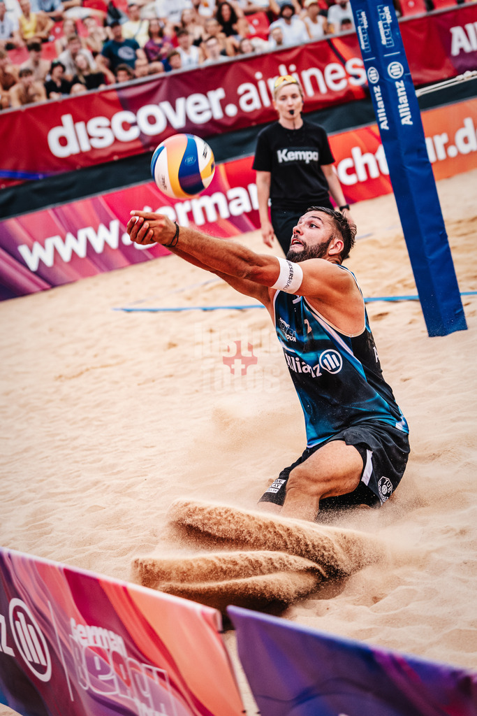 Beachvolleyball | Männer | German Beach Tour 2024 | Tourstop München | 19.07.2024 | Nico Wegner spielt den Ball spektakulär