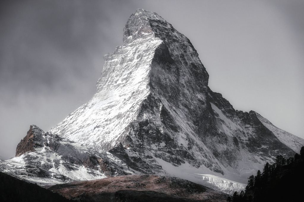 Matterhorn im Herbst | Die Mischung zwischen herbstlichem Braun und dem ersten Schnee machen das Wahrzeichen in Zermatt noch spannender. - Realisiert mit Pictrs.com