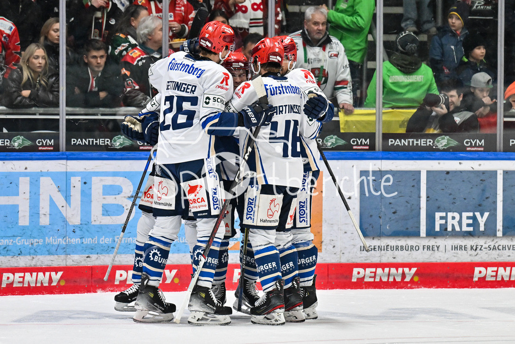 Augsburger Panther - Schwenninger Wild Wings | AUGSBURG, GERMANY - 02. JANUARY: Jubel der Wild Wings nach dem Treffer zum 5-5 Ausgleich durch Felix SCHEEL (Schwenninger Wild Wings 13)  / Tor / Torschuetze / Freude / Happy während dem Match zwischen den Augsburger Panthern und den Schwenninger Wild Wings am 35. Spieltag der Penny DEL im Curt Frenzel Stadion