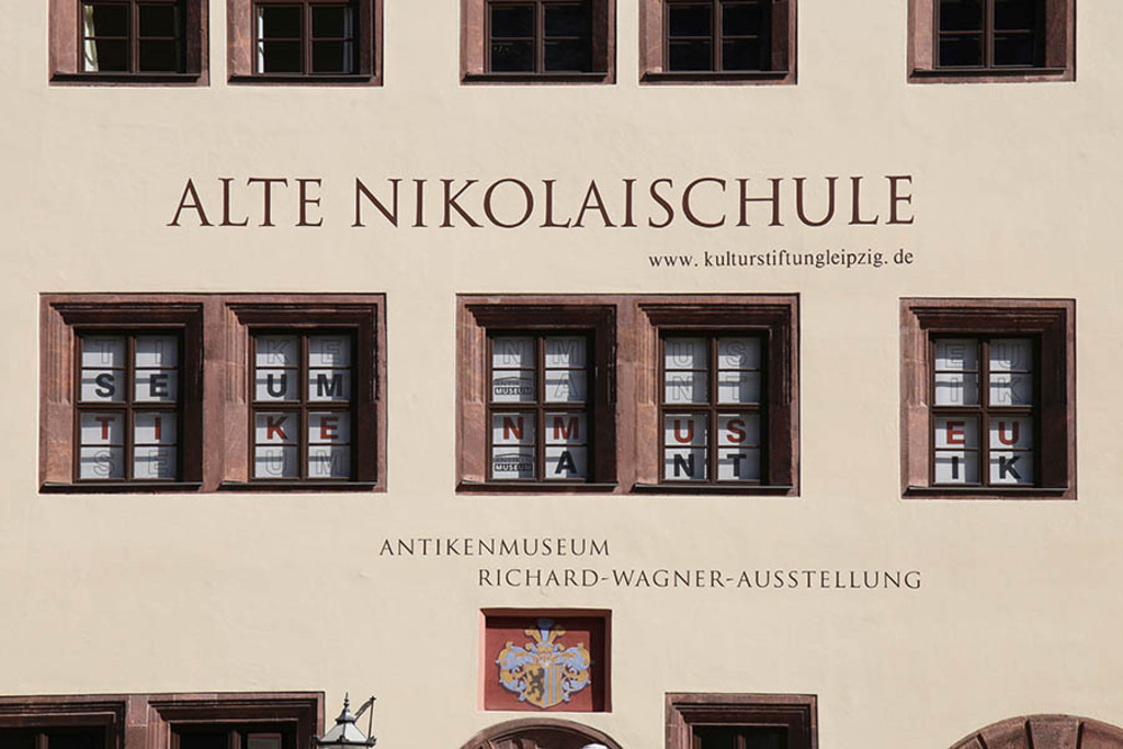 Bildlexikon Leipzig - Alte Nikolaischule - Außenfassade | Das Team hinter BILDLEXIKON LEIPZIG bündelt historische wie aktuelle Informationen über die Stadt Leipzig in Text und Bild auf einer Plattform und stellt diese der interessierten Öffentlichkeit zur Verfügung.