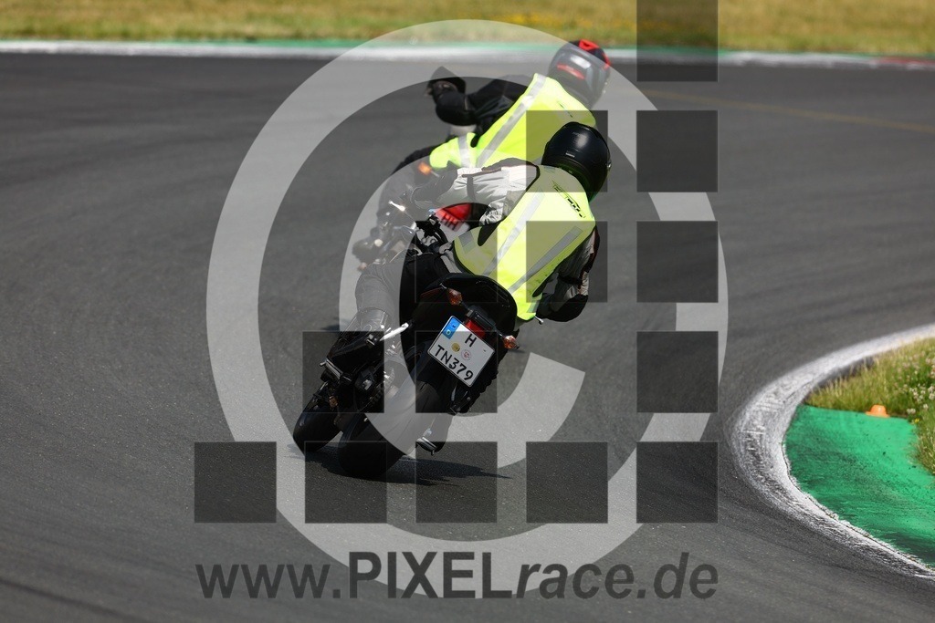 0142-20250616_01252 | Schöne Erinnerungen an spannende Momente - das festzuhalten ist unser Job. PIXELrace.de ist seit 2003 auf den Rennstrecken Europas unterwegs um die Action draußen beim Fahren und die wunderbare Stimmung imm Fahrerlager für euch einzufangen.