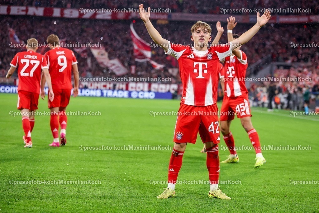UCL22102501035 | 22.10.2025, Fußball, UEFA Champions League, FC Bayern München - Club Brügge, Allianz Arena, Saison 2025 2026: Torjubel nach dem Tor zum 1:0 durch Torschütze Lennart Karl&nbsp;(FC Bayern Muenchen #42) zusammen mit  Regulations prohibit any use of photographs as image sequences and or quasi-video.
