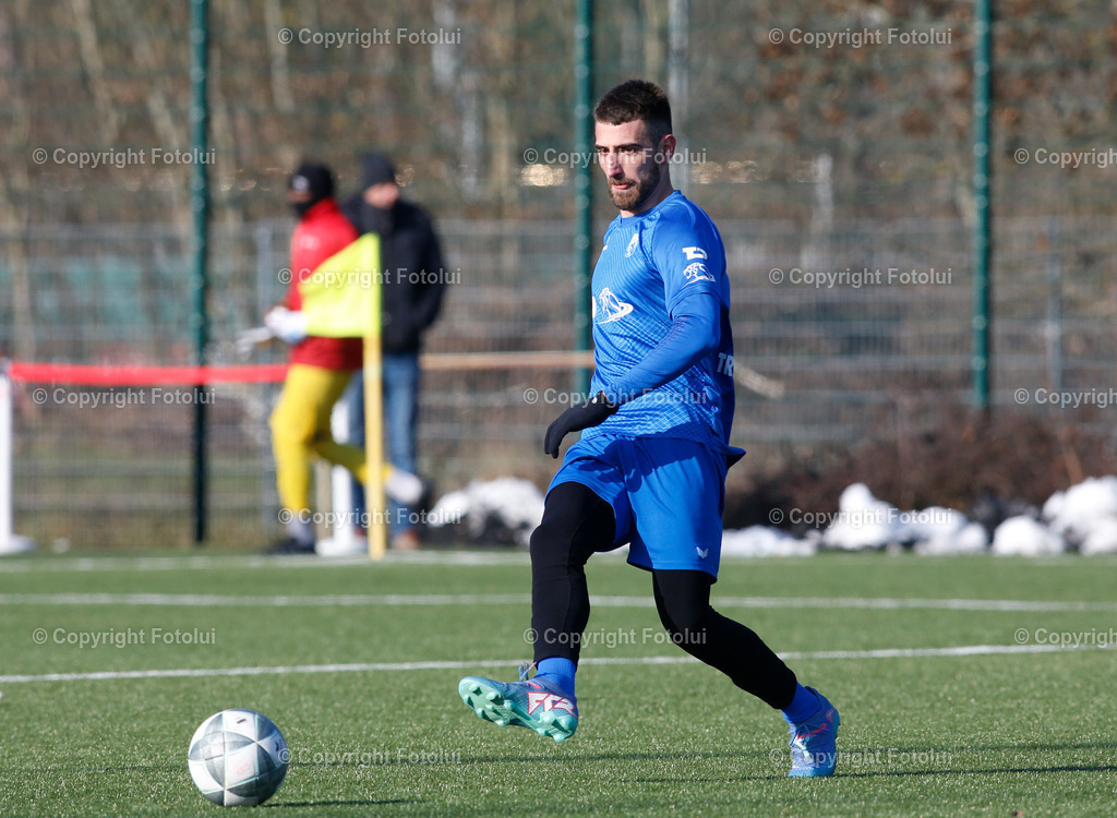 A_LUI_180125_08 | SPORT FUSSBALL TESTSPIEL ASKOE OEDT 1B-SU VORTUNA BAD LEONFELDEN 18.01.2025 IM BILD : JOVAN PETROVIC (OEDT1B) UND (LEONFERLDEN) FOTO:FOTOLUI