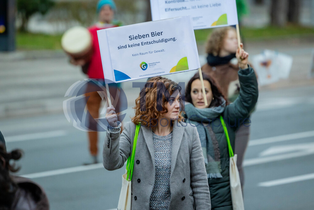 R06_2632 | 29.NOV.24-Protestmarsch gegen Gewalt-Copyright: Katholische Kirche Kärnten/Denk Dich Neu/Trainproduction/Matthias Trinkl