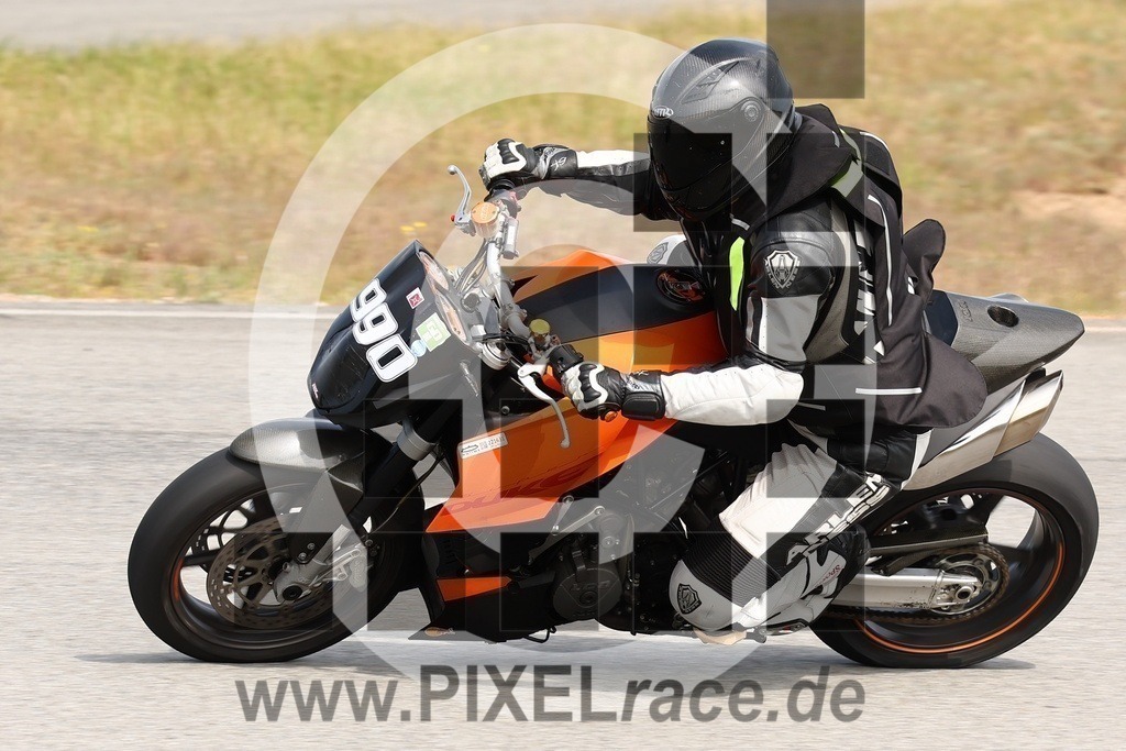 0990-20240510_06017 | Schöne Erinnerungen an spannende Momente - das festzuhalten ist unser Job. PIXELrace.de ist seit 2003 auf den Rennstrecken Europas unterwegs um die Action draußen beim Fahren und die wunderbare Stimmung imm Fahrerlager für euch einzufangen.